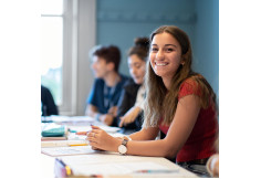 Inglés intensivo que acelera tu aprendizaje y te prepara para obtener tu certificación oficial del idioma antes de graduarte.